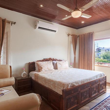 Stayvista At Pinewood Villa - Pet Friendly Villa With Lawn & Pool Table Srinagar  Luaran gambar
