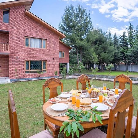 Stayvista At Pinewood Villa - Pet Friendly Villa With Lawn & Pool Table Srinagar  Luaran gambar