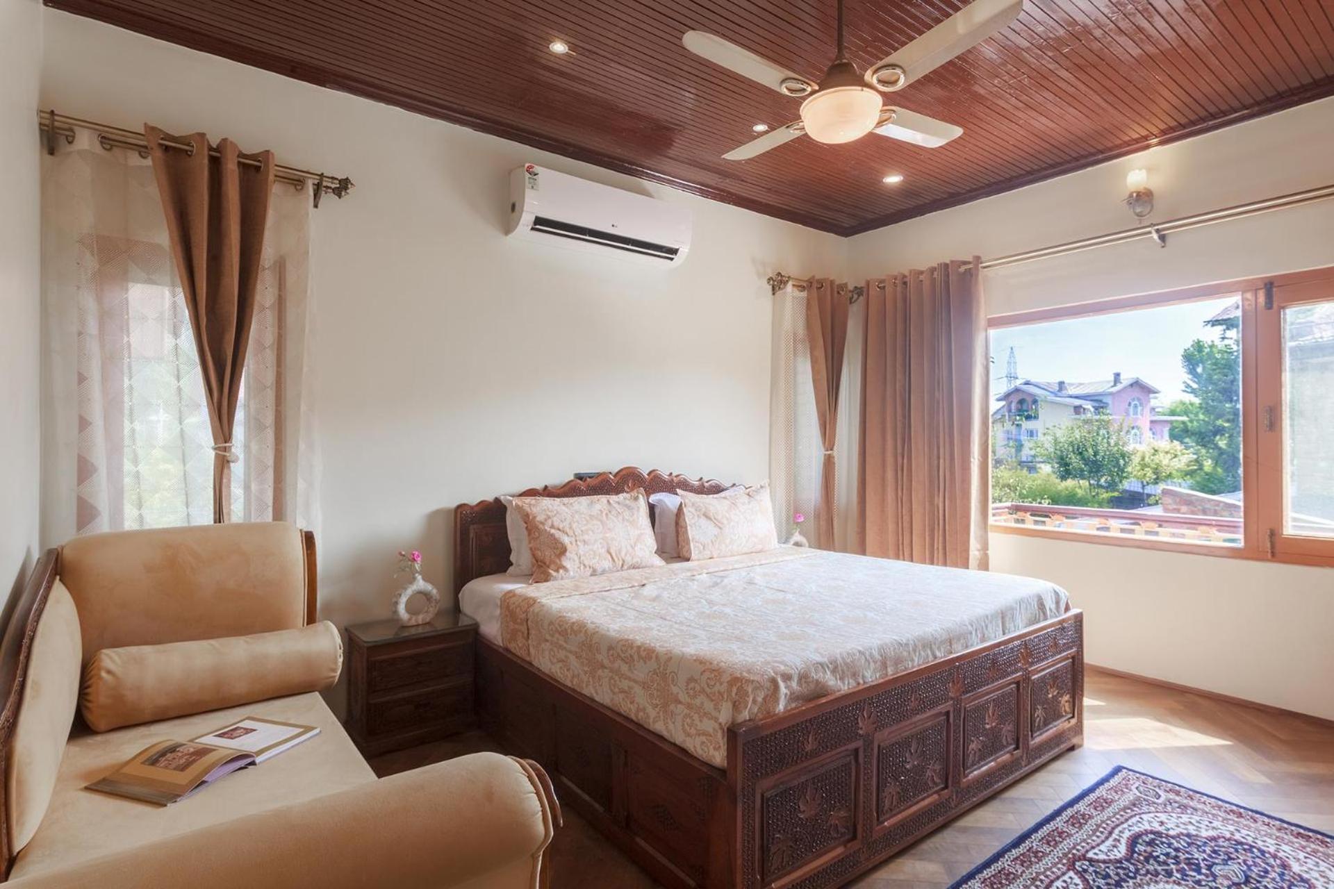 Stayvista At Pinewood Villa - Pet Friendly Villa With Lawn & Pool Table Srinagar  Luaran gambar