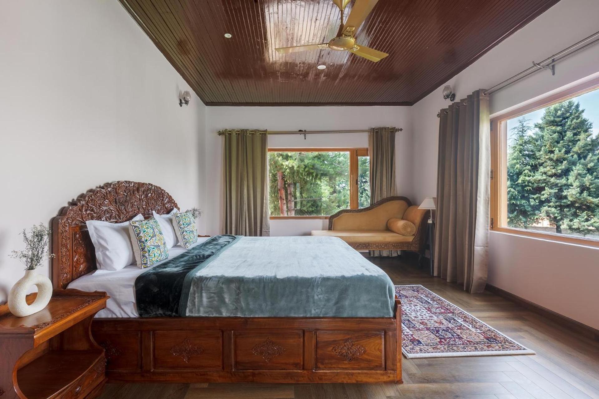 Stayvista At Pinewood Villa - Pet Friendly Villa With Lawn & Pool Table Srinagar  Luaran gambar