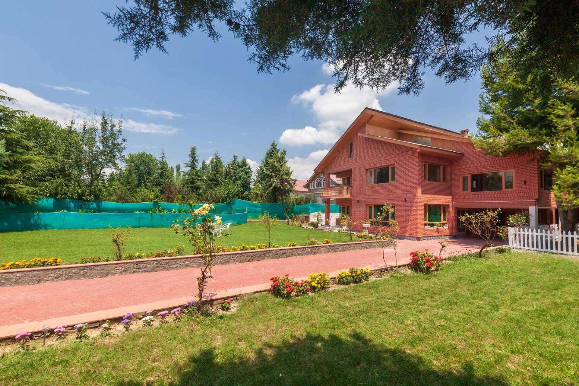 Stayvista At Pinewood Villa - Pet Friendly Villa With Lawn & Pool Table Srinagar  Luaran gambar