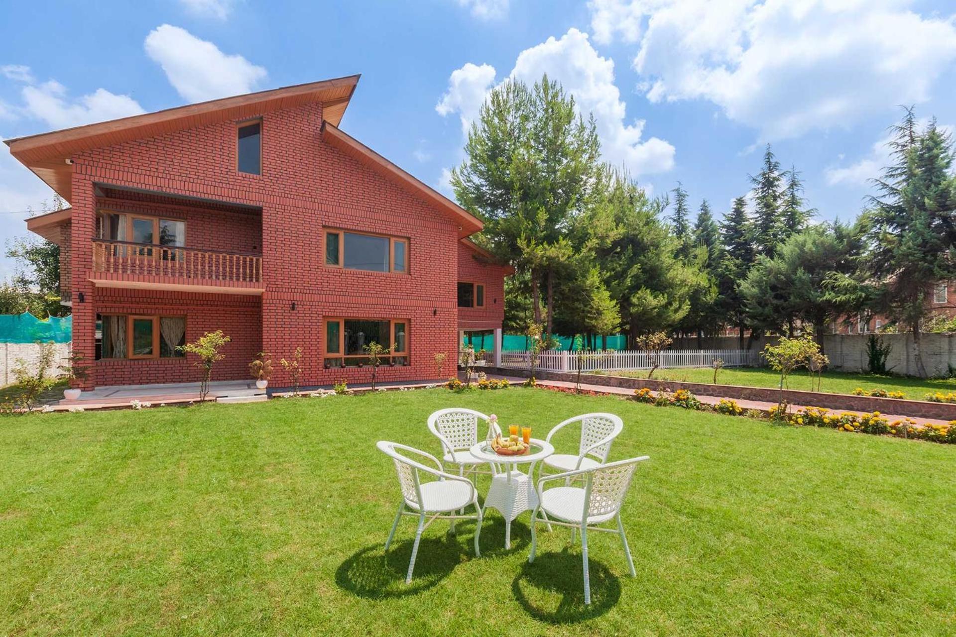 Stayvista At Pinewood Villa - Pet Friendly Villa With Lawn & Pool Table Srinagar  Luaran gambar