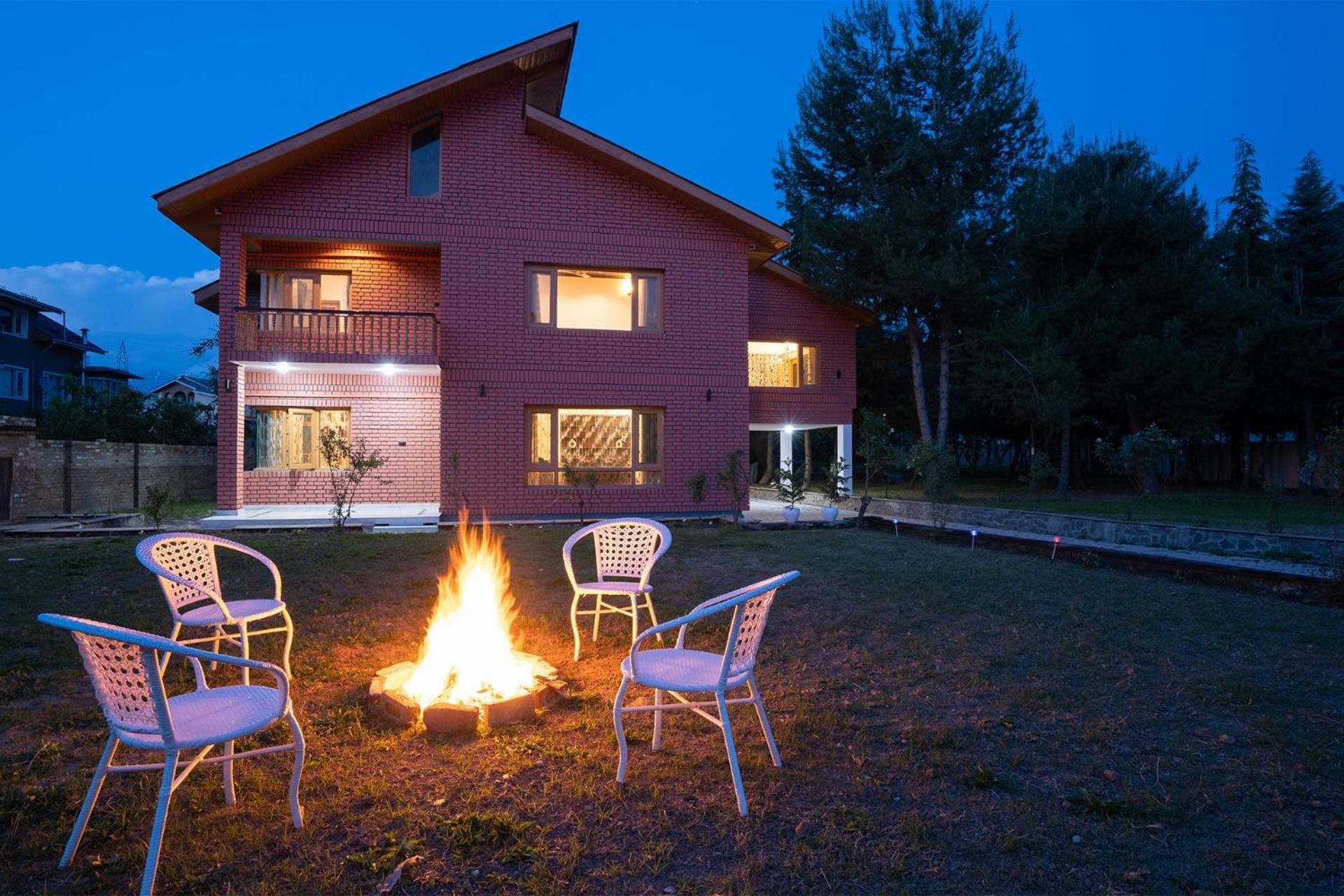 Stayvista At Pinewood Villa - Pet Friendly Villa With Lawn & Pool Table Srinagar  Luaran gambar