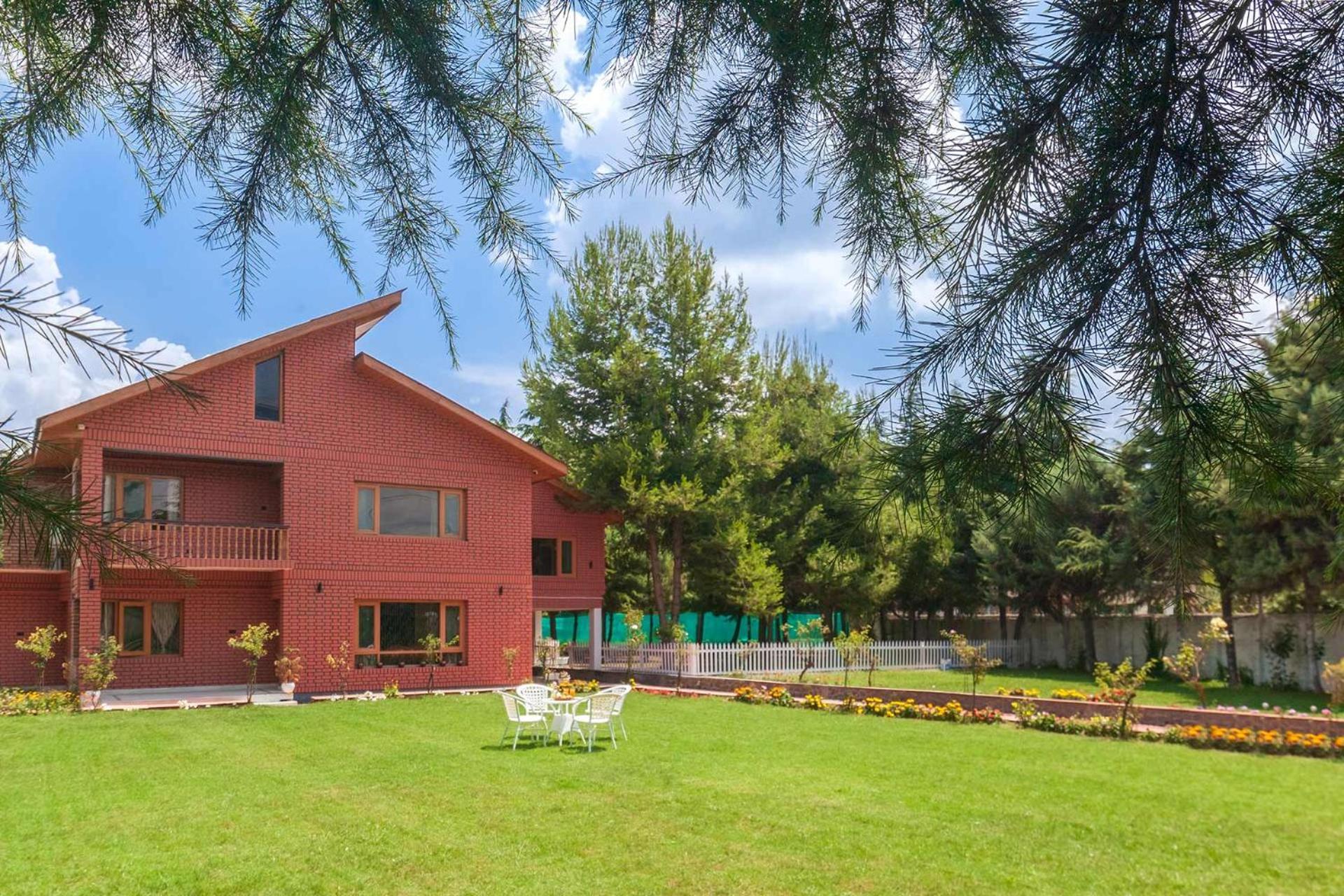 Stayvista At Pinewood Villa - Pet Friendly Villa With Lawn & Pool Table Srinagar  Luaran gambar