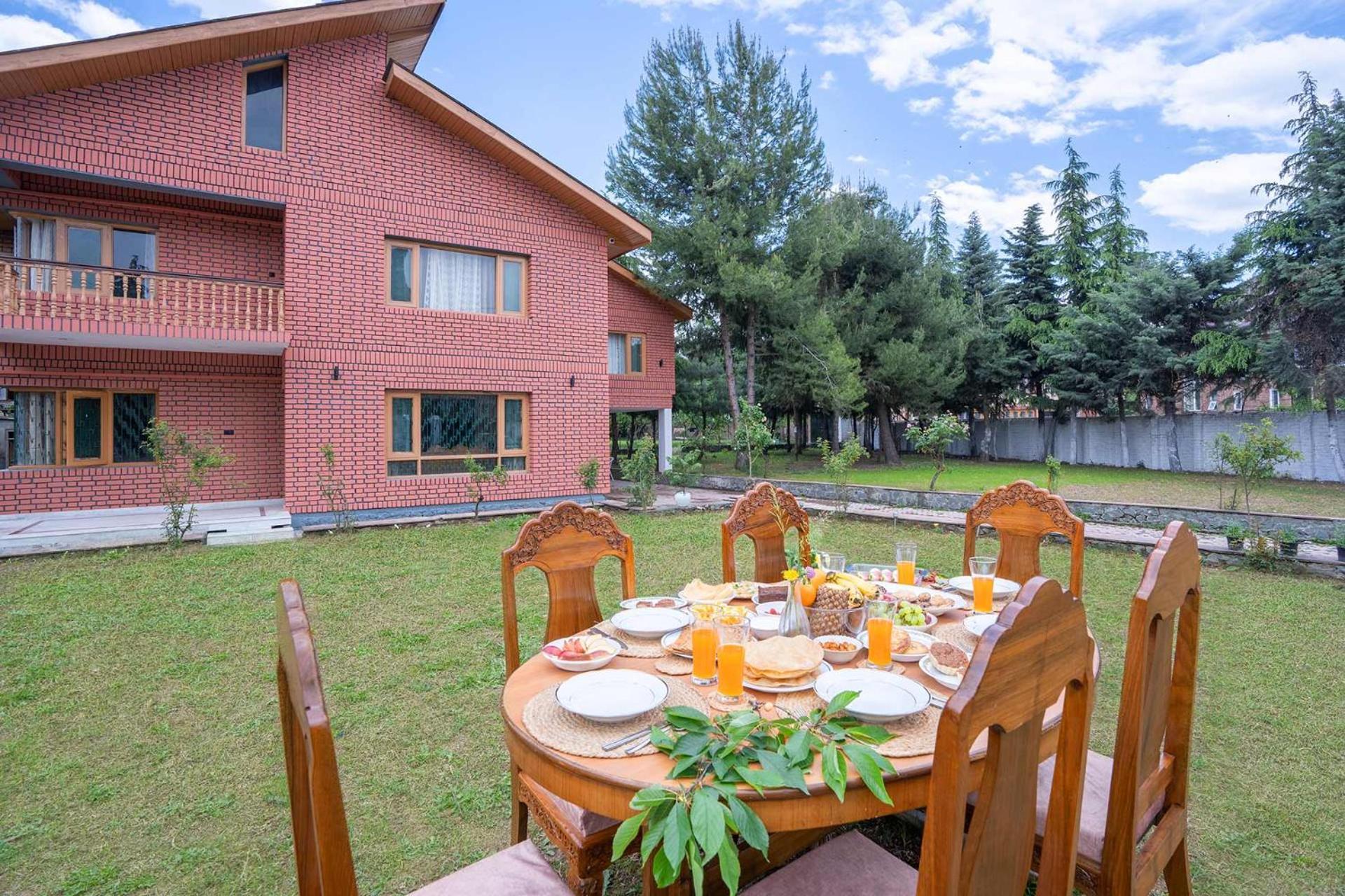Stayvista At Pinewood Villa - Pet Friendly Villa With Lawn & Pool Table Srinagar  Luaran gambar